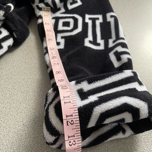 Pink V/S Black & White Plush Robe Size Xs/S - Picture 10 of 10